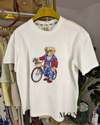 Biały t-shirt z nadrukiem misia na rowerze — widok 2