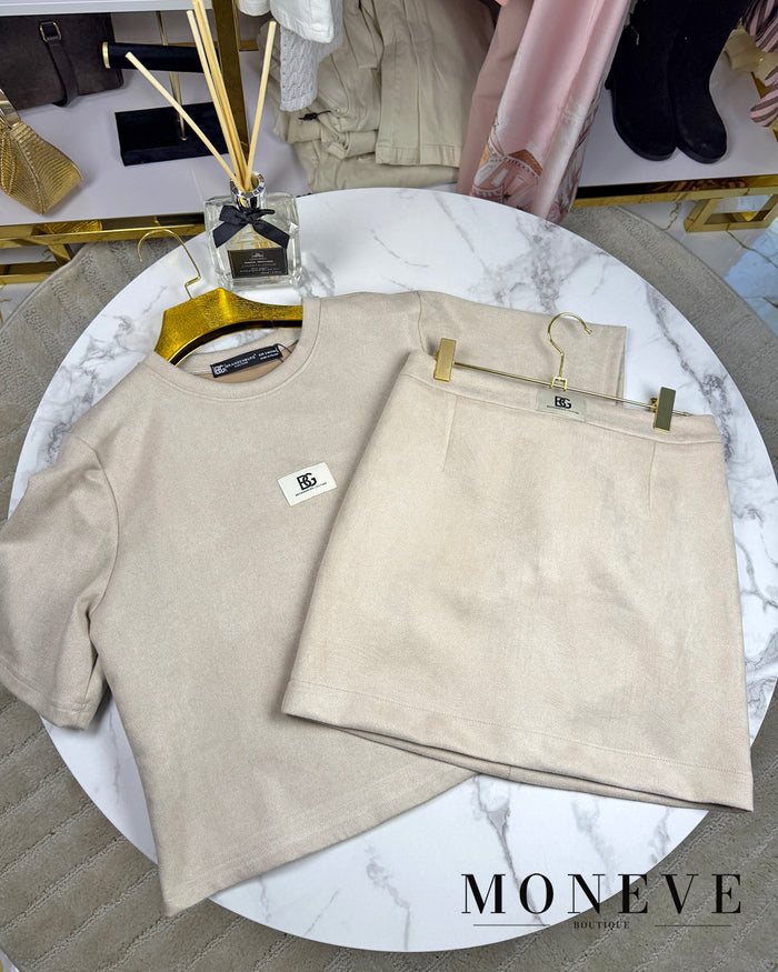 Beżowy Komplet Suede BG – T-shirt & Spódnica Mini Brandenburg Couture — detal