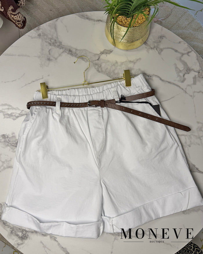Spodenki damskie z paskiem w stylu casual — detal