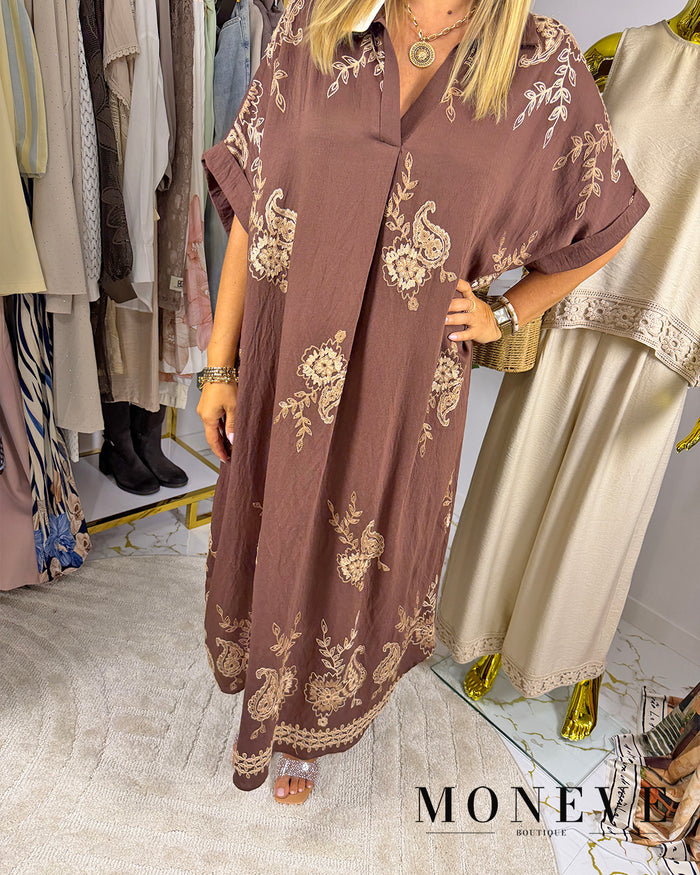 Sukienka koszulowa maxi w kolorze mocha z haftowanym wzorem — detal