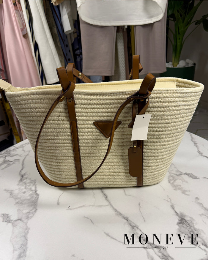 Elegancka Pleciona Torebka Shopper – Letni Koszyk z Detalami z Ekoskóry — detal