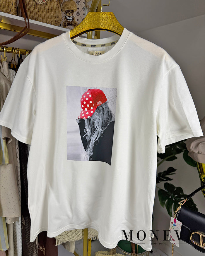 Biały t-shirt damski z nadrukiem dziewczyny w czerwonej czapce — detal
