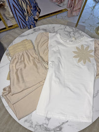 Letni Zestaw Boho Santorini: Bluzka z Szydełkowym Kwiatem i Szerokie Spodnie — widok 3