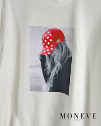 Biały t-shirt damski z nadrukiem dziewczyny w czerwonej czapce — widok 3