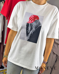 Biały t-shirt damski z nadrukiem dziewczyny w czerwonej czapce — widok 4
