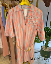 Sukienka Koszulowa z Kwiatem 3D – Pastel Stripes — widok 5