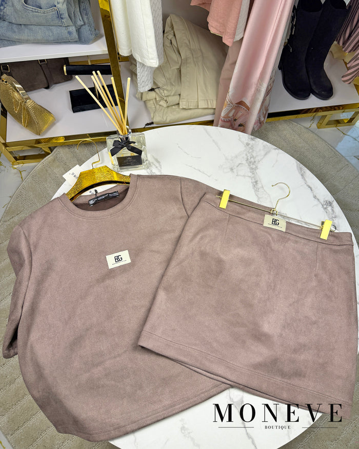 Czekoladowy Komplet Suede BG – T-shirt & Spódnica Mini Brandenburg Couture — detal