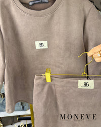 Czekoladowy Komplet Suede BG – T-shirt & Spódnica Mini Brandenburg Couture — widok 3